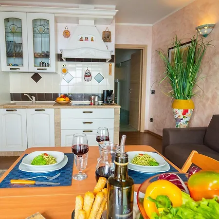 Appartement Mantegna - Garten Mit Seeblick Und Schwimmbad By Interhome